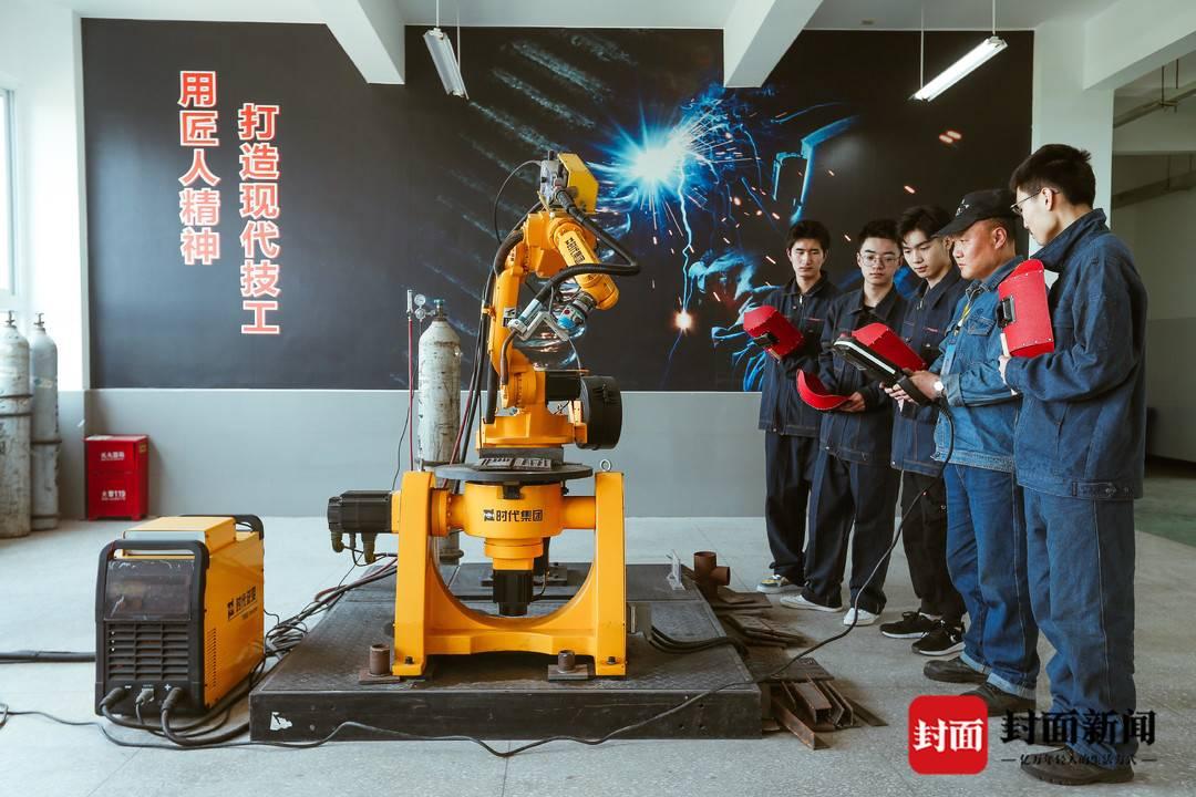 2025精准资料免费大全,详细解答，专家全面解释与落实
